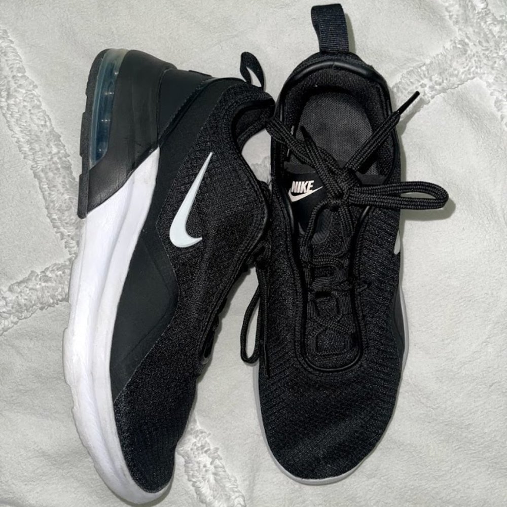 Nike Women's Air Max Motion 2    Size 9